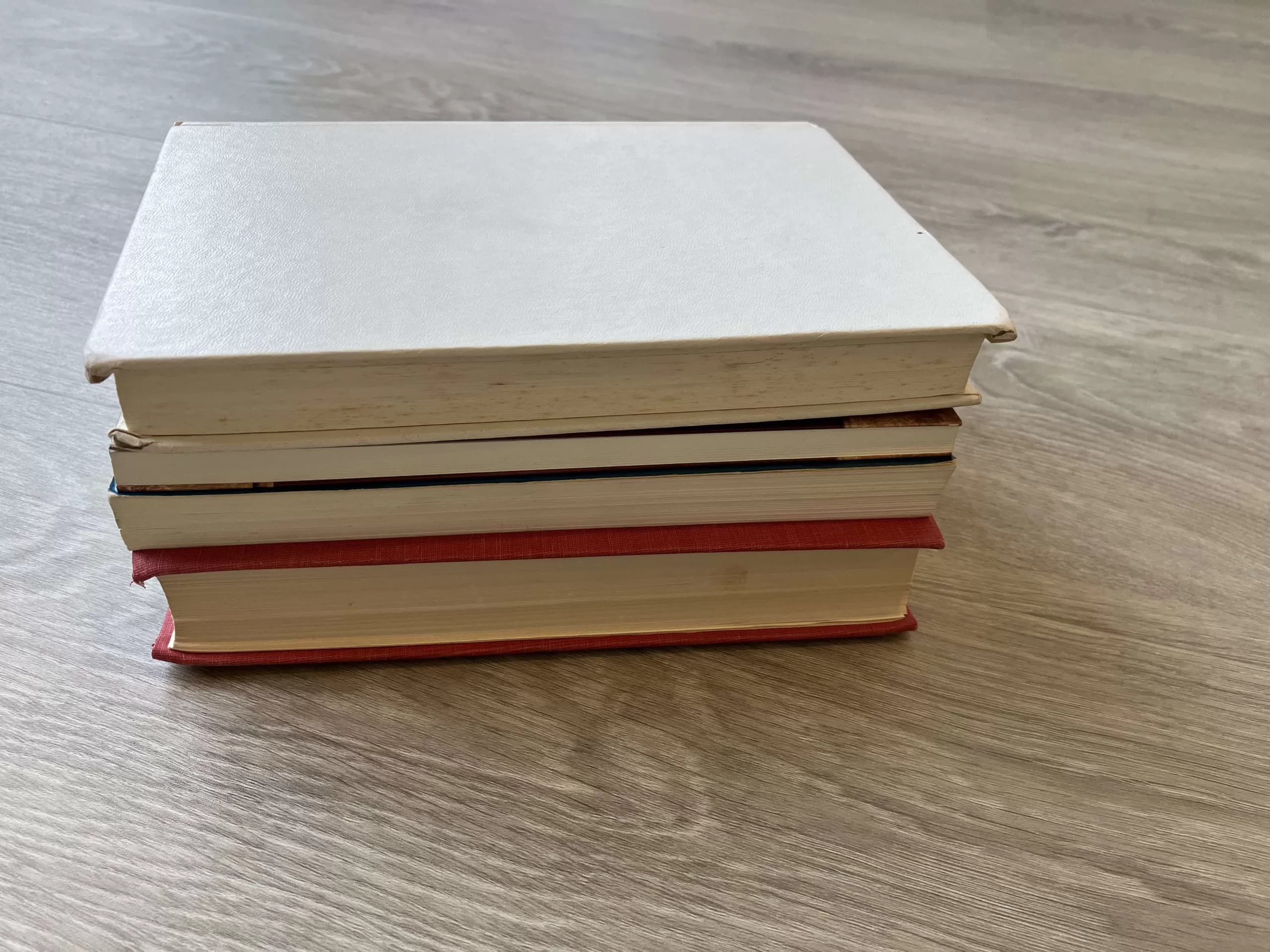 Libros usados apilados listos para donar