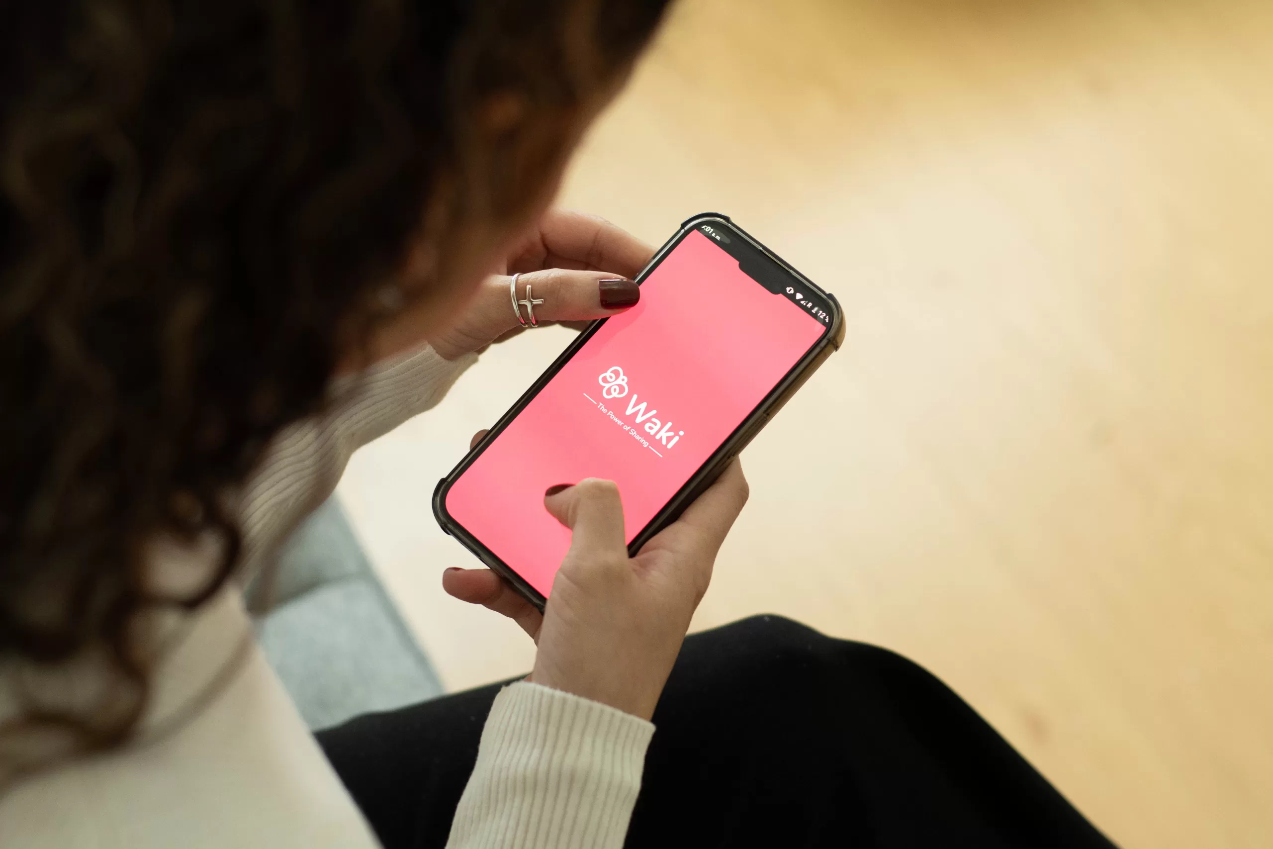 Persona preparando objetos para donar desde casa