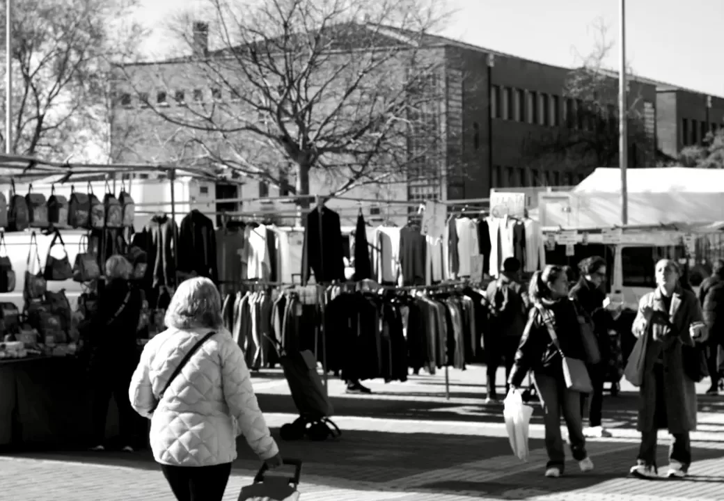 Mercadillo de segunda mano en Madrid con puestos de antigüedades