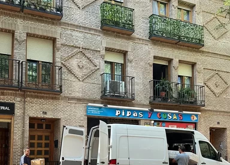 Piso en proceso de vaciado con muebles y enseres preparados